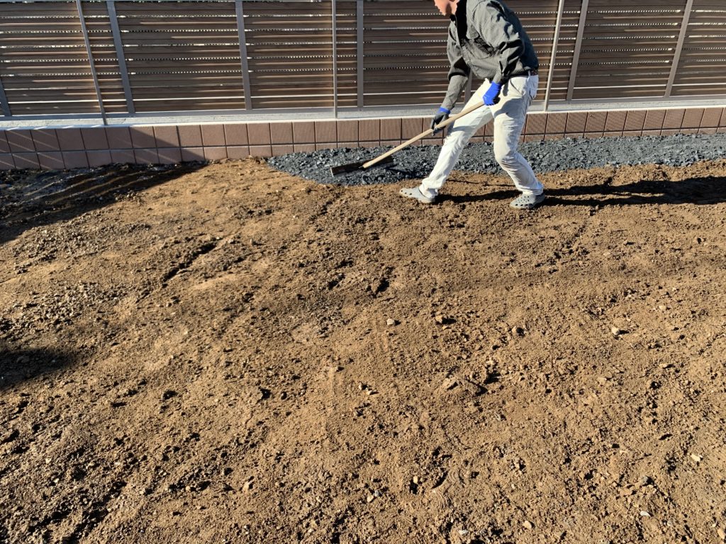 25000円 庭の整地作業（雑草除去、砂利除去、水平どり、転圧作業 
